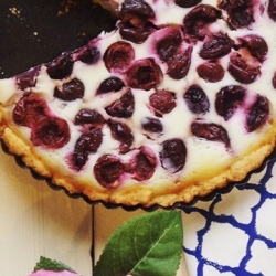 Торт с сыром рикотта из песочного теста с вишней