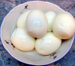 Салат с рыбной консервой и яйцом