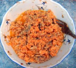 Салат с рыбной консервой и яйцом