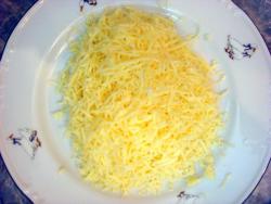 Салат с рыбной консервой и яйцом