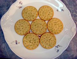 Салат с рыбной консервой и яйцом