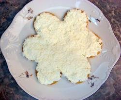 Салат с рыбной консервой и яйцом