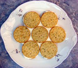 Салат с рыбной консервой и яйцом