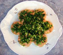 Салат с рыбной консервой и яйцом