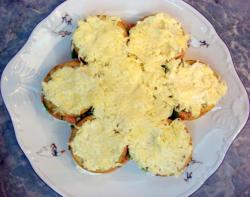 Салат с рыбной консервой и яйцом