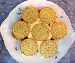 Салат с рыбной консервой и яйцом