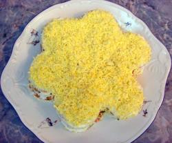 Салат с рыбной консервой и яйцом