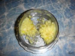 Салат с рыбной консервой и яйцом