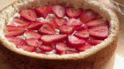 название картинки Торт Шкатулка с клубникой