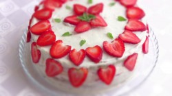 название картинки Торт Шкатулка с клубникой
