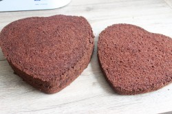 Свадебный торт Сердце шоколадный с розами из крема - шаг 11