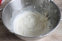 Свадебный торт Сердце шоколадный с розами из крема - шаг 13