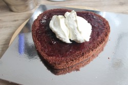 Свадебный торт Сердце шоколадный с розами из крема - шаг 14