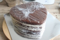 Свадебный торт Сердце шоколадный с розами из крема - шаг 17