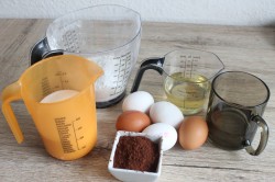 Свадебный торт Сердце шоколадный с розами из крема - шаг 1