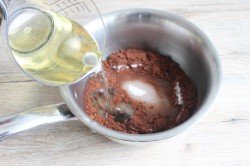 Свадебный торт Сердце шоколадный с розами из крема - шаг 2