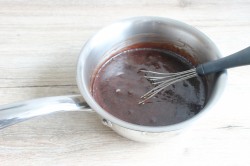 Свадебный торт Сердце шоколадный с розами из крема - шаг 3