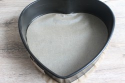 Свадебный торт Сердце шоколадный с розами из крема - шаг 7