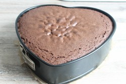 Свадебный торт Сердце шоколадный с розами из крема - шаг 8