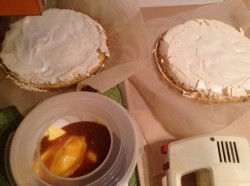 Торт Сникерс с вареным сгущенным молоком - шаг 10 Торт Сникерс с вареным сгущенным молоком - шаг 10