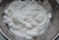 название картинки Торт со взбитыми сливками и фруктами