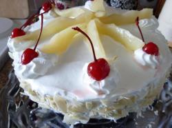 название картинки Торт со взбитыми сливками и фруктами