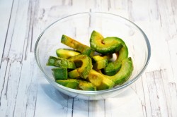 Яйцо пашот с авокадо