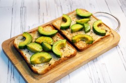 Яйцо пашот с авокадо