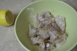 Треска в горшочке с вином и рисом