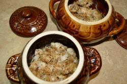 Треска в горшочке с вином и рисом