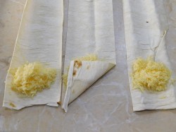 название картинки Треугольники из лаваша с сыром на сковороде