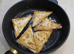 название картинки Треугольники из лаваша с сыром на сковороде