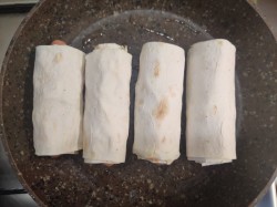 Сосиски в лаваше на сковороде