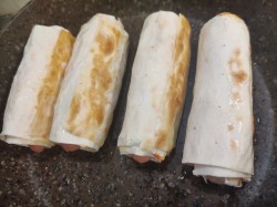 Сосиски в лаваше на сковороде