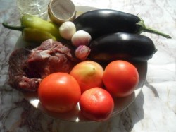 Тушеная говядина с баклажанами и помидорами - шаг 1