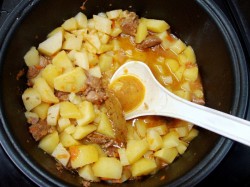 Тушеная говядина в мультиварке с морковью картошкой соусом