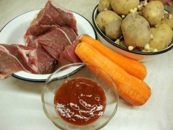 Тушеная говядина в мультиварке с морковью картошкой соусом