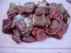 Тушеная говядина в мультиварке с морковью картошкой соусом