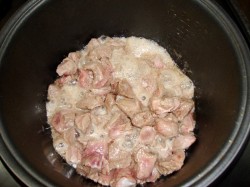 Тушеная говядина в мультиварке с морковью картошкой соусом