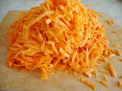 Тушеная говядина в мультиварке с морковью картошкой соусом