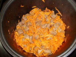 Тушеная говядина в мультиварке с морковью картошкой соусом