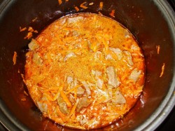 Тушеная говядина в мультиварке с морковью картошкой соусом
