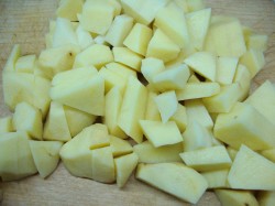 Тушеная говядина в мультиварке с морковью картошкой соусом