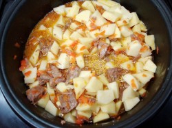 Тушеная говядина в мультиварке с морковью картошкой соусом