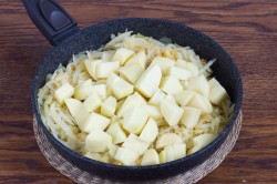 Тушеная капуста с картошкой на сковороде - шаг 5 Тушеная капуста с картошкой на сковороде - шаг 5