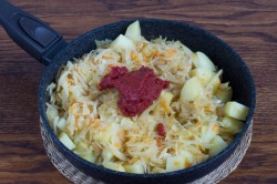 Тушеная капуста с картошкой на сковороде - шаг 6 Тушеная капуста с картошкой на сковороде - шаг 6