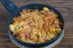 Тушеная капуста с картошкой на сковороде - шаг 7 Тушеная капуста с картошкой на сковороде - шаг 7