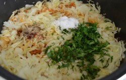 название картинки Тушеная капуста с сосисками в мультиварке