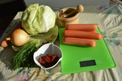 название картинки Тушеная капуста с сосисками в мультиварке