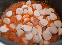 название картинки Тушеная капуста с сосисками в мультиварке